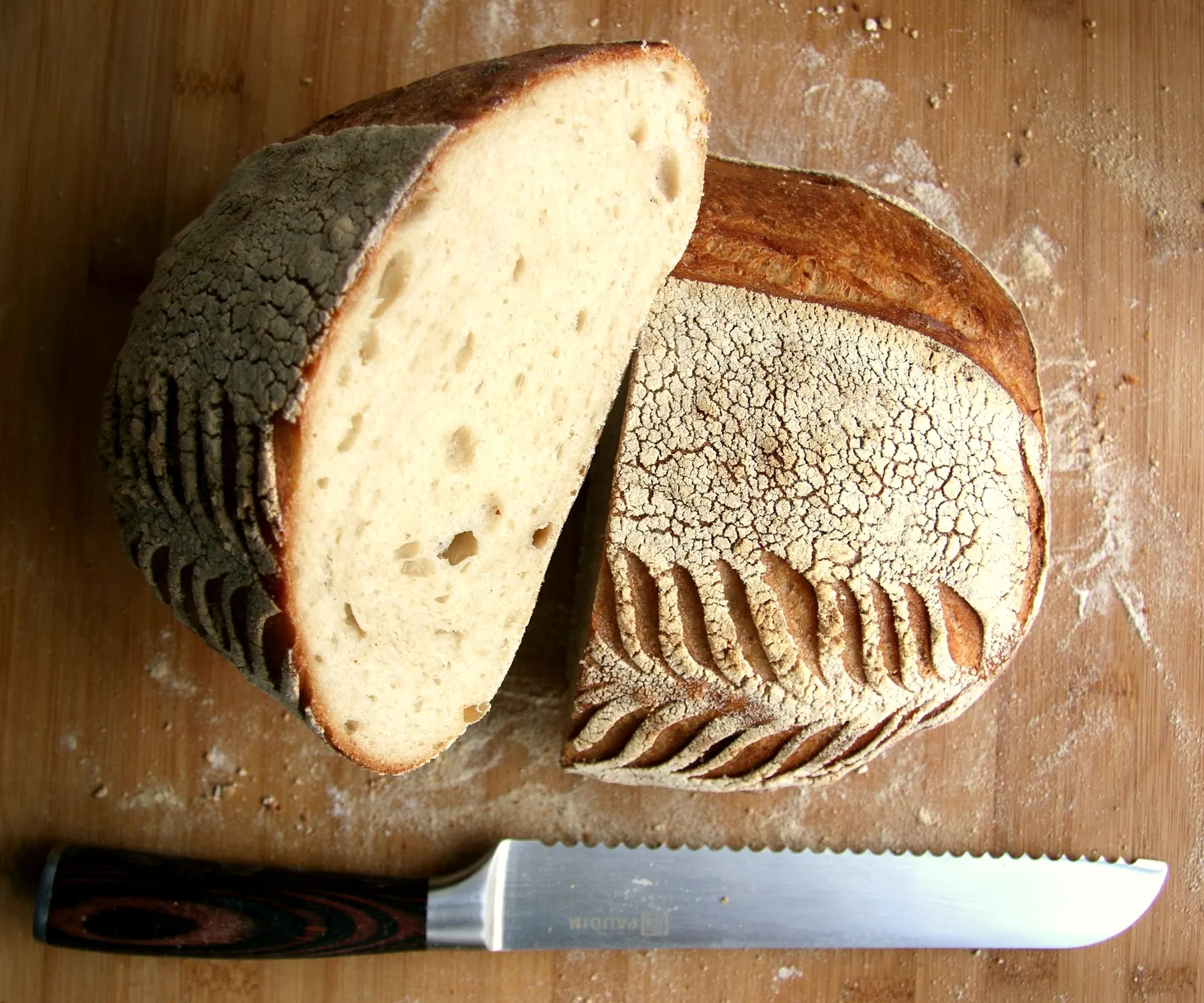 Pain au levain coupé, mie alvéolée